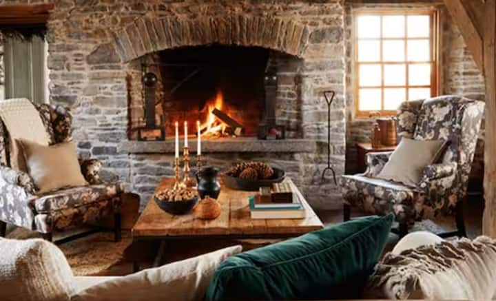 ਜੇਕਰ ਤੁਸੀਂ ਸਰਦੀਆਂ ਵਿੱਚ ਬਿਨਾਂ ਰੂਮ ਹੀਟਰ ਦੇ ਆਪਣੇ ਕਮਰੇ ਨੂੰ ਗਰਮ ਕਰਨਾ ਚਾਹੁੰਦੇ ਹੋ, ਤਾਂ ਪਹਿਲਾਂ ਆਪਣੀਆਂ ਖਿੜਕੀਆਂ ਅਤੇ ਦਰਵਾਜ਼ਿਆਂ ਵੱਲ ਧਿਆਨ ਦੇਣਾ ਜ਼ਰੂਰੀ ਹੈ। ਠੰਡੀ ਹਵਾ ਦਾ ਵੱਡਾ ਹਿੱਸਾ ਇਨ੍ਹਾਂ ਥਾਵਾਂ ‘ਤੇ ਅੰਦਰ ਆਉਂਦਾ ਹੈ। ਮੋਟੇ ਪਰਦੇ ਲਗਾਉਣ ਨਾਲ ਹਵਾ ਕਾਫੀ ਹੱਦ ਤੱਕ ਰੁੱਕ ਜਾਂਦੀ ਹੈ।