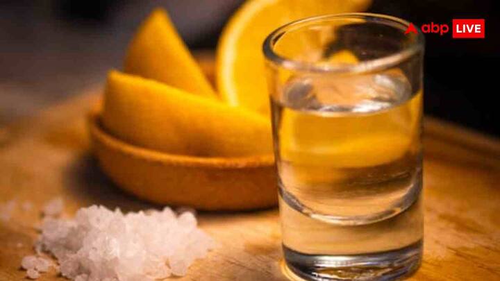 कुछ लोग मानते हैं कि नींबू-नमक मिलाने से शराब का असर थोड़ी धीमी गति से चढ़ता है. इससे अचानक भारीपन या चक्कर जैसी परेशानी कम महसूस होती है. अगर ड्रिंक में नींबू न मिलाना चाहें तो पीने के बाद नींबू पानी भी लिया जा सकता है.