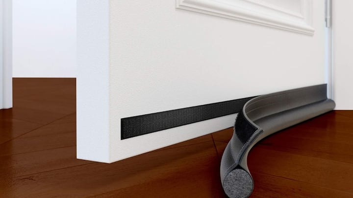 दरवाजे के नीचे या खिड़की के किनारों में गैप हो तो पुराने कपड़ों या किसी ड्राफ्ट स्टॉपर से उन्हें बंद कर दें. अगर हीटर नहीं है. तो गर्म पानी की बोतल एक बेहतरीन ऑप्शन है. सोने से पहले एक हॉट वॉटर बैग भरकर बिस्तर में रख दें. यह लंबे समय तक गर्मी छोड़ती रहती है और पूरा बिस्तर आरामदायक महसूस होने लगता है.