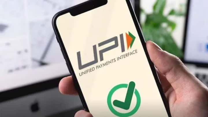 कई बैंक ऐप में ट्रांजैक्शन लिमिट सेट करने का ऑप्शन देते हैं. एक बार यह सेटिंग करने पर किसी गड़बड़ी की स्थिति में नुकसान कम होगा और पैसे सेफ रहेंगे. UPI की सबसे बड़ी ताकत इसकी स्पीड है. लेकिन इसी जगह पर लोग गलती करते हैं
