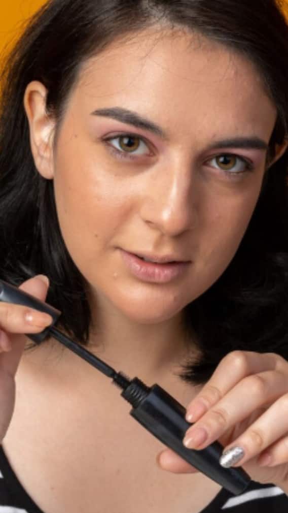 টানাহ্যাঁচড়া না করে এভাবে মাস্কারা তুলুন সহজে…