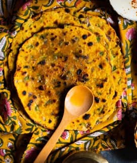 ਛੋਲੇ – ਜੇਕਰ ਤੁਸੀਂ ਸਿਰਫ਼ ਛੋਲਿਆਂ ਦੇ ਆਟੇ ਦੀ ਰੋਟੀ ਨਹੀਂ ਬਣਾ ਸਕਦੇ, ਤਾਂ ਇਸਨੂੰ ਕੁਝ ਕਣਕ ਜਾਂ ਜੌ ਦੇ ਆਟੇ ਵਿੱਚ ਮਿਲਾ ਕੇ ਰੋਟੀ ਬਣਾਓ। ਛੋਲਿਆਂ ਵਿੱਚ ਪ੍ਰੋਟੀਨ ਬਹੁਤ ਵਧੀਆ ਮਾਤਰਾ ਵਿੱਚ ਹੁੰਦਾ ਹੈ। ਜਿੰਨਾ ਜ਼ਿਆਦਾ ਪ੍ਰੋਟੀਨ ਤੁਸੀਂ ਲਵੋਗੇ, ਉਨ੍ਹਾਂ ਹੀ ਤੇਜ਼ੀ ਨਾਲ ਤੁਹਾਡੀਆਂ ਮਾਸਪੇਸ਼ੀਆਂ ਦੀ ਮੁਰੰਮਤ ਹੋਵੇਗੀ ਅਤੇ ਫੈਟ ਘੱਟ ਹੋਵੇਗਾ। ਇਸਨੂੰ ਅਕਸਰ ‘ਮਿੱਸੀ ਰੋਟੀ’ ਵੀ ਕਿਹਾ ਜਾਂਦਾ ਹੈ ਜੋ ਸੁਆਦ ਵਿੱਚ ਬਹੁਤ ਲਾਜਵਾਬ ਹੁੰਦੀ ਹੈ।