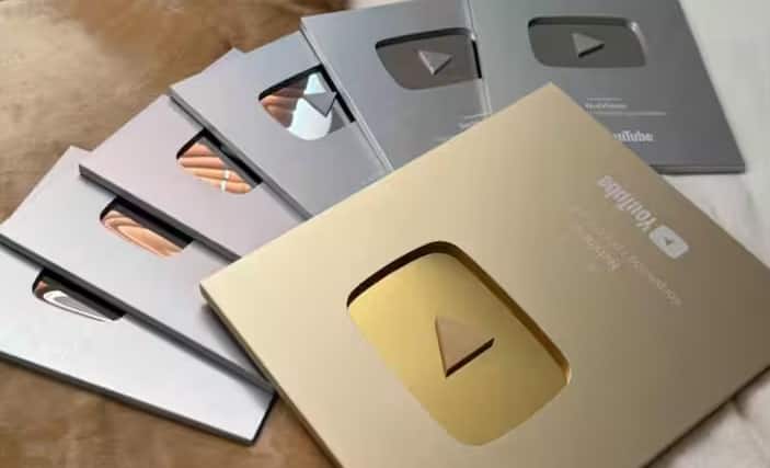 YouTube સબ્સ્ક્રાઇબરના માઇલસ્ટોન સુધી પહોંચવા પર ક્રિએટરને ક્રિએટર એવોર્ડ્સ આપે છે. તે 100,000 સબ્સ્ક્રાઇબર્સ સુધી પહોંચવા પર સિલ્વર પ્લે બટન, 10 મિલિયન સબ્સ્ક્રાઇબર્સ સુધી પહોંચવા પર ગોલ્ડન પ્લે બટન, 10 મિલિયન સબ્સ્ક્રાઇબર્સ સુધી પહોંચવા પર ડાયમંડ પ્લે બટન અને 50 મિલિયન સબ્સ્ક્રાઇબર્સ સુધી પહોંચવા પર કસ્ટમ પ્લે બટન આપે છે.