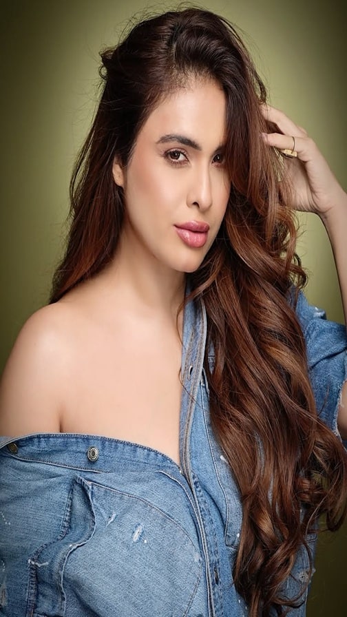 જીન્સના શર્ટમાં નેહા મલિકે આપ્યા કાતિલ પોઝ