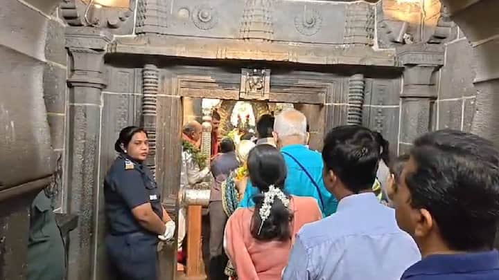 सध्या डिसेंबर महिना सुरू झाल्यापासून पंढरपुरात दररोज तोबा गर्दी होऊ लागली आहे. त्यातच आता नाताळाच्या सुट्ट्या सुरू होणार असल्याने भाविकांनी पर्यटकांची संख्या खूप मोठ्या प्रमाणात वाढणार आहे.