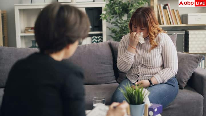 विसरल फैट साधारण फैट की तरह त्वचा के नीचे नहीं दिखती, बल्कि पेट की गहराई में छिपी रहती है. यही वजह है कि यह जितनी दिखती है, उससे कहीं ज्यादा नुकसान पहुंचाती है और हार्मोन व इंफ्लेमेशन बढ़ाकर कई बीमारियों का कारण बनती है.