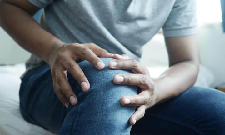 మోకాళ్ల నొప్పులను చాలామంది నిర్లక్ష్యం చేస్తారు. దీనివల్ల చిన్న సమస్య కూడా తీవ్రమైన గాయం లేదా వాపుకు దారి తీస్తుంది.