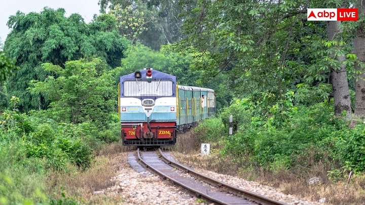 इंडियन रेलवे की एक सख्त ऊपरी सीमा है. प्रीमियम ट्रेनों में किराया बेस प्राइस के 50% से ज्यादा नहीं बढ़ सकता. लेकिन एयरलाइंस पर सरकार द्वारा कोई ऊपरी सीमा तय नहीं है. यानी कि पीक डिमांड, इमरजेंसी या फिर आखिरी मिनट की यात्रा के दौरान किराया कई गुना बढ़ाया जा सकता है.
