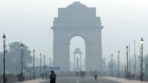 दिल्ली में कोहरे के साथ शीतलहर का आगाज, पॉल्यूशन में मामूली राहत लेकिन हवा अब भी खराब