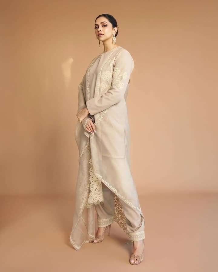 दीपिका दीपिका की ये साल फिल्मों के मामले में सुना जा रहा है, लेकिन कंट्रोवर्सीज में उनका नाम खूब छाया रहा। कल्कि 2898 AD के सीक्वल और '8 घंटे काम' वाले बयान की सोशल मीडिया पर खूब चर्चा हो रही है।