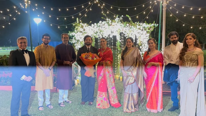 Raj Thackeray Uddhav Thackeray Aditya Thackeray Amit Thackeray: मनसेचे नेते अमित ठाकरे यांचे मेहुणे डॉ.राहुल बोरुडे यांच्या विवाहाच्या स्वागत समारंभ काल (10 नोव्हेंबर) मुंबईतील वेलिंग्टन क्लब येथे झाला.