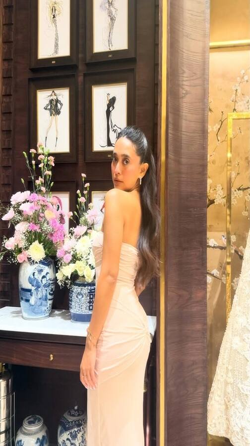 બોડીકોન ડ્રેસમાં સયાની ગુપ્તાનું ગ્લેમરસ ફોટોશૂટ