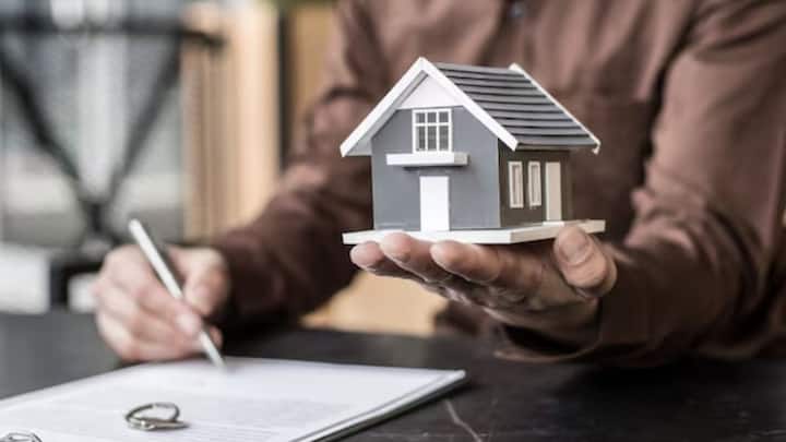 ऐसे मामले में नाती-नतिनी को खुद से कोई कानूनी अधिकार नहीं मिलता. अगर संपत्ति पुश्तैनी हो तो नियम अलग होते हैं. पुश्तैनी संपत्ति में परिवार से मिलने वाला अधिकार के आधार पर अधिकार तय होता है. लेकिन यहां भी नाती नतिनी का अधिकार आता है जब उनकी मां अपने हिस्से का अधिकार उन्हें दे.