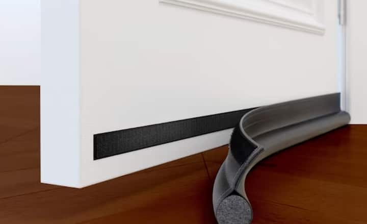 ਜੇਕਰ ਦਰਵਾਜ਼ਿਆਂ ਦੇ ਹੇਠਾਂ ਜਾਂ ਖਿੜਕੀਆਂ ਦੇ ਸ਼ੀਸ਼ੇ ਦੇ ਆਲੇ-ਦੁਆਲੇ ਖਾਲੀ ਥਾਂਵਾਂ ਹਨ, ਤਾਂ ਉਨ੍ਹਾਂ ਨੂੰ ਪੁਰਾਣੇ ਕੱਪੜਿਆਂ ਜਾਂ ਡਰਾਫਟ ਸਟਾਪਰ ਨਾਲ ਉਨ੍ਹਾਂ ਨੂੰ ਬੰਦ ਕਰੋ। ਜੇਕਰ ਤੁਹਾਡੇ ਕੋਲ ਹੀਟਰ ਨਹੀਂ ਹੈ, ਤਾਂ ਗਰਮ ਪਾਣੀ ਦੀ ਬੋਤਲ ਇੱਕ ਵਧੀਆ ਆਪਸ਼ਨ ਹੈ। ਸੌਣ ਤੋਂ ਪਹਿਲਾਂ ਗਰਮ ਪਾਣੀ ਵਿੱਚ ਬੈਗ ਭਰ ਕੇ ਬਿਸਤਰੇ ਵਿੱਚ ਰੱਖ ਦਿਓ। ਇਹ ਲੰਬੇ ਸਮੇਂ ਲਈ ਗਰਮੀ ਛੱਡਦੀ ਰਹਿੰਦੀ ਹੈ, ਜਿਸ ਨਾਲ ਪੂਰਾ ਬਿਸਤਰਾ ਆਰਾਮਦਾਇਕ ਮਹਿਸੂਸ ਹੁੰਦਾ ਹੈ।