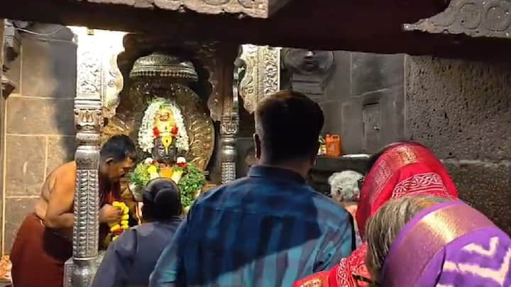 विठ्ठल दर्शनासाठी महाराष्ट्राच्या कानाकोपऱ्यातून येणाऱ्या भाविकांना गर्दीच्या कालावधीतही कमीत कमी वेळेत दर्शन मिळणे शक्य होणार आहे, या निर्णयामुळे भाविकांना दिलासा मिळणार आहे.