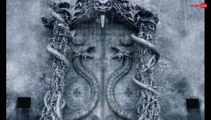 7वां दरवाजा ही रहस्यमयी माना जाता है. इस दरवाजे पर किसी भी प्रकार का ताला नहीं लगा हुआ है. बस सांप के आकार का चिन्ह् बना है. दरअसल मान्यताओं की मानें तो अगर पद्मनाभस्वामी मंदिर के सातवें दरवाजे को खोला जाएगा, तो कई अनिष्टकारी घटनाएं हो सकती हैं.