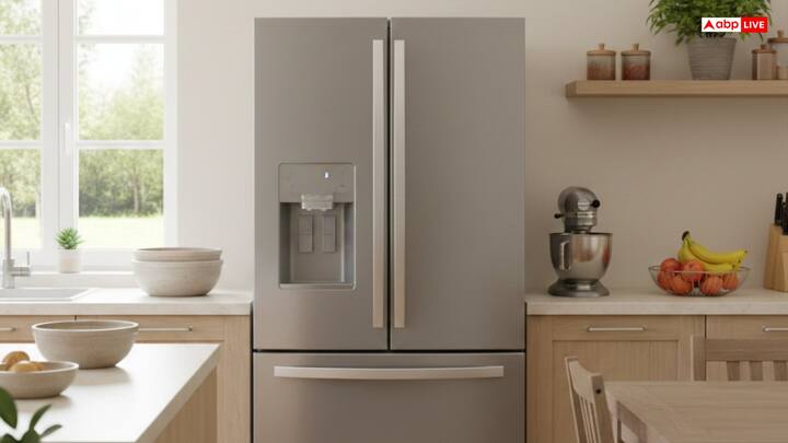 वस्तु शास्त्र के अनुसार, फ्रिज के ऊपर वस्तुएं रखना अशुभ माना जाता है. मान्यता है कि इससे घर की आर्थिक स्थिति, स्वास्थ्य और मानसिक शांति पर नकारत्मक प्रभाव पड़ता है.