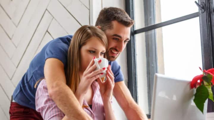 সময়ের সঙ্গে অফিসে প্রেমও বাড়ছে। সহকর্মীর মধ্যেই জীবনসঙ্গী খুঁজে নিচ্ছেন বহু মানুষ। পৃথিবীর সর্বত্রই এমন ঘটে। তবে অফিসে প্রেমের নিরিখে ভারত অন্য় দেশগুলির তুলনায় অনেকটাই এগিয়ে।