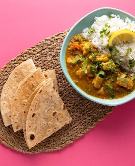 ਬਾਜਰਾ – ਸਰਦੀਆਂ ਵਿੱਚ ਬਾਜਰੇ ਦੀ ਰੋਟੀ ਦਾ ਮਜ਼ਾ ਹੀ ਕੁਝ ਵੱਖਰਾ ਹੁੰਦਾ ਹੈ। ਇਹ ਸਰੀਰ ਨੂੰ ਗਰਮ ਰੱਖਣ ਵਿੱਚ ਮਦਦ ਕਰਦਾ ਹੈ ਅਤੇ ਪਾਚਨ ਪ੍ਰਣਾਲੀ ਨੂੰ ਸੁਧਾਰਦਾ ਹੈ। ਬਾਜਰੇ ਵਿੱਚ ਕੰਪਲੈਕਸ ਕਾਰਬੋਹਾਈਡਰੇਟ ਹੁੰਦੇ ਹਨ ਜੋ ਹੌਲੀ-ਹੌਲੀ ਪਚਦੇ ਹਨ ਅਤੇ ਸਰੀਰ ਨੂੰ ਲਗਾਤਾਰ ਊਰਜਾ ਦਿੰਦੇ ਰਹਿੰਦੇ ਹਨ। ਇਹ ਬਲੱਡ ਸ਼ੂਗਰ ਨੂੰ ਵੀ ਕੰਟਰੋਲ ਵਿੱਚ ਰੱਖਦਾ ਹੈ, ਜਿਸ ਨਾਲ ਵਜ਼ਨ ਵਧਣ ਦਾ ਖਤਰਾ ਘੱਟ ਹੁੰਦਾ ਹੈ।