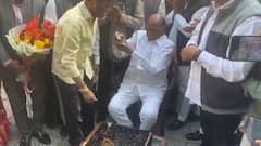 Sharad Pawar: वाढदिवसाच्या दोन दिवस आधीच दिल्लीत सेलिब्रेशन; काल स्नेहभोजन, आज शरद पवारांनी केक कापला, निलेश लंकेंना पहिला भरवला, PHOTO