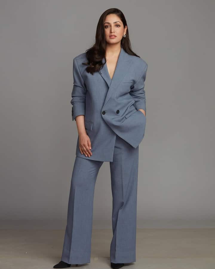 यामी गौतम: यामी गौतम हमेशा से असरदार नायिका की छवि अपने दर्शकों को परोसती आई हैं. फिल्म 'हक' उनकी इस ताकत को और बढ़ाकर सामने लाता है. इस फिल्म में उनका अभिनय दृढ़ता, ईमानदारी और भावनात्मक स्पष्टता पर टिका है. यामी कहानी की धड़कन और उसकी आत्मा, दोनों हैं. हालांकि सच पर टिके किरदारों में वे हमेशा से चमकदार रही हैं. लेकिन हक़ ने इसे और आगे बढ़ाया है. सिर्फ यही नहीं अपनी फिल्मों के चुनाव से इस बार भी उन्होंने साबित किया कि वे वे शोर नहीं, मायने चुनती हैं.यही वजह है कि 'हक' उन्हें हिंदी सिनेमा की सबसे भरोसेमंद और प्रभावशाली नाटकीय अभिनेत्रियों में स्थायी जगह देती है.