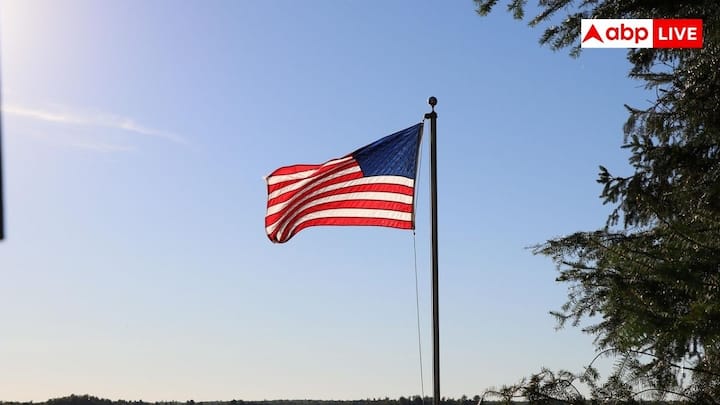 14वें अमेंडमेंट के तहत यूनाइटेड स्टेट्स की धरती पर पैदा होने वाला कोई भी बच्चा ऑटोमैटिकली यूनाइटेड स्टेट्स सिटीजन बन जाता है. फिर चाहे उसके माता-पिता का इमीग्रेशन स्टेटस कुछ भी हो. यह कानून जिसे जन्मजात नागरिकता कहा जाता है, उन परिवारों के लिए सबसे बड़ा अट्रैक्शन रहा है जो अपने बच्चों के लिए लॉन्ग टर्म सिक्योरिटी चाहते हैं.