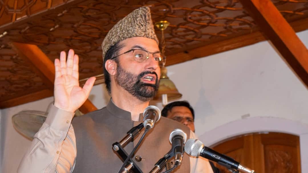 मीरवाइज ने दशकों पुराने मामलों में गिरफ्तारी के फैसले पर जताई चिंता, सरकार से की ये अपील Mirwaiz Umar Farooq concern over Jammu Kashmir govt decision to arrest people in old cases related to Terrorism ANN मीरवाइज ने दशकों पुराने मामलों में गिरफ्तारी के फैसले पर जताई चिंता, सरकार से की ये अपील