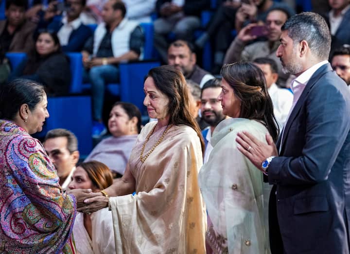 प्रेयर मीट में कई दिग्गज नेता पहुंचे थे जिन्होंने धर्मेंद्र को श्रद्धांजलि दी.