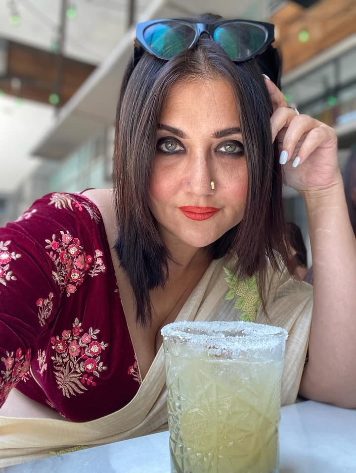 आपको बता दें कि स्वास्तिका मुखर्जी के करियर में कई उतार-चढ़ाव आए हैं और विवाद भी रहे हैं, जो मीडिया में खूब चर्चा में रहे. स्वास्तिका ने अपने पति पर गंभीर आरोप लगाए थे, जिसने समाज और मीडिया दोनों में हलचल मचा दी थी. उनका व्यक्तित्व और बेबाक अंदाज फैंस के बीच उन्हें खास बनाता है.