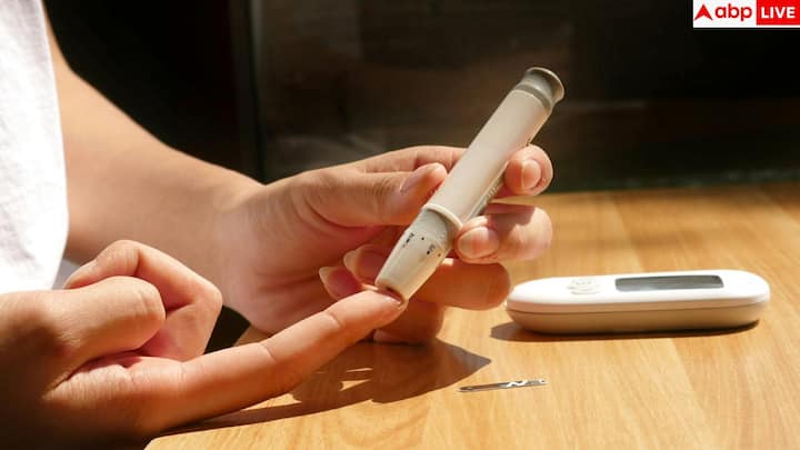 जब यह दबाव लगातार ज़्यादा बना रहता है, यानी सिस्टोलिक 140 mmHg या उससे ऊपर और डायस्टोलिक 90 mmHg या उससे ज्यादा हो जाता है, तब इसे हाई ब्लड प्रेशर या हाइपरटेंशन कहा जाता है। यह दिल और आर्टरीज पर अतिरिक्त बोझ डालता है.