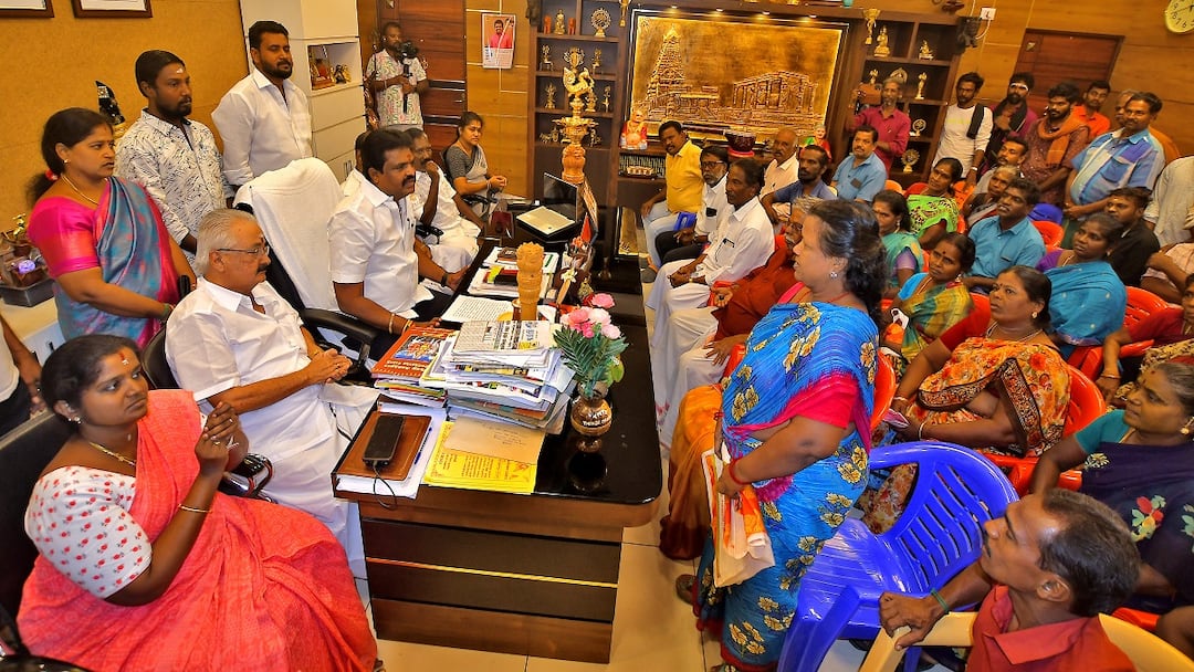 4181 சாலையோர வியாபாரிகளுக்கு மாநகராட்சி சார்பில் வட்டியில்லா கடனுதவி: மேயர் சண்.ராமநாதன் பெருமிதம் Interest-free loan assistance to 4181 roadside vendors on behalf of the Corporation: Mayor Shan. Ramanathan tnn 4181 சாலையோர வியாபாரிகளுக்கு மாநகராட்சி சார்பில் வட்டியில்லா கடனுதவி: மேயர் சண்.ராமநாதன் பெருமிதம்