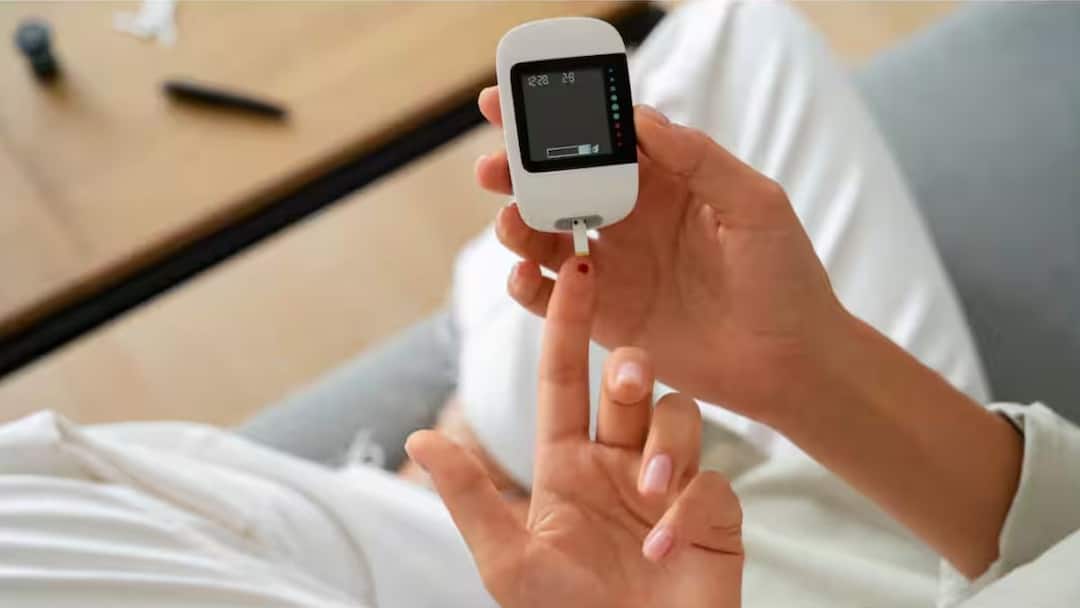 Type 2 Diabetes Symptoms these foods must avoid in your routine life Type-2 Diabetes Symptoms: இதெல்லாம் தயவு செய்து சாப்பிடாதீங்க.. டைப் 2 நீரிழிவு ஆபத்து இருக்காம்!