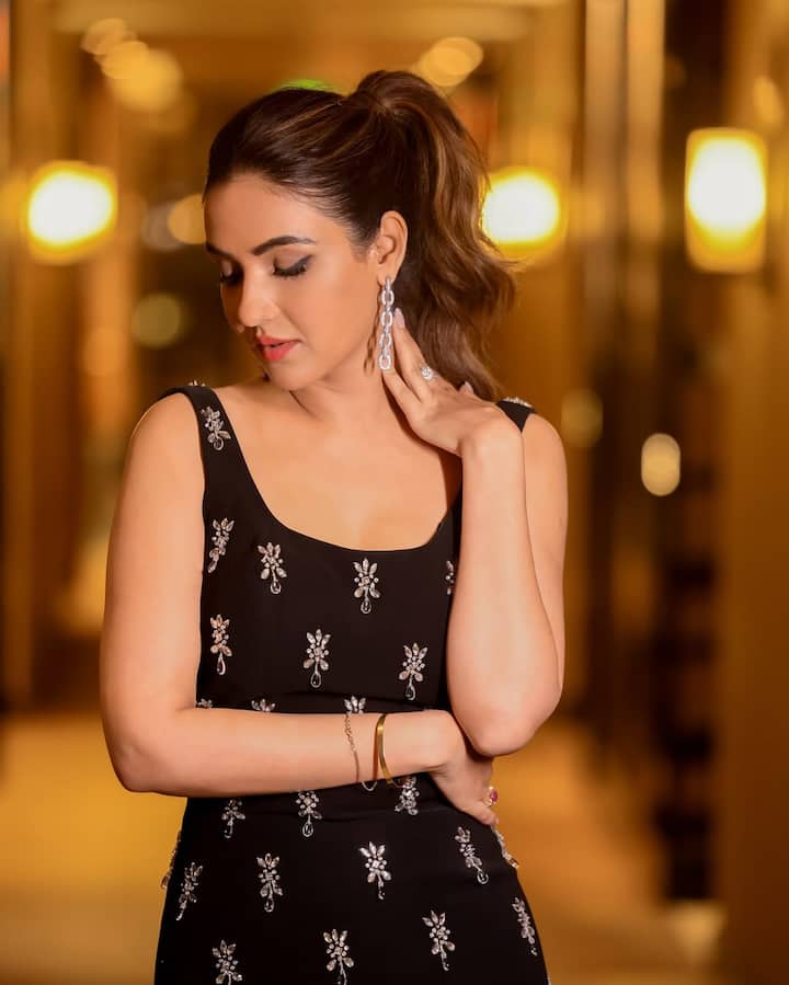 जैस्मिन का ये DIY फेस पैक स्किन टोन इवन करने, पिगमेंटेशन घटाने और तुरंत ग्लो लाने में हेल्प करता है. इसे बनाने के लिए इन तीन चीजों का इस्तेमाल करना होता है.