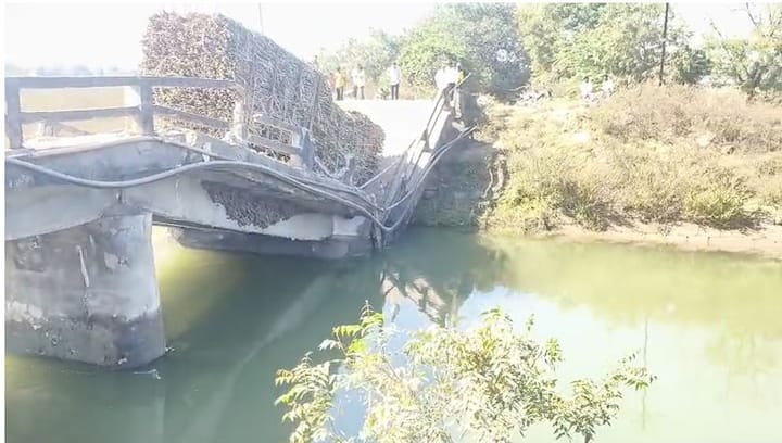 नागरिकांनी सांगून देखील याकडे दुर्लक्ष करण्यात आल्याने पूल कोसळला असल्याचा आरोप गावकरी करत आहे.