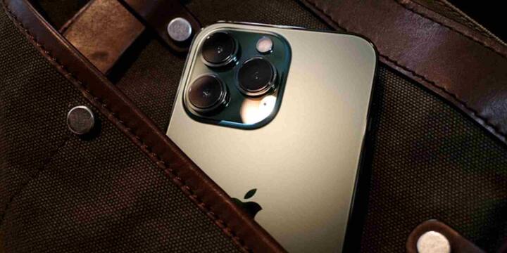 वे असल iPhone से कैमरा मॉड्यूल को बेहद सफाई से हटाती हैं ताकि फाइनल फोन बिल्कुल वैसा दिखे जैसे यह Apple ने ही डिजाइन किया हो. बाहर से देखने पर कोई आसानी से पहचान भी नहीं सकता कि इसमें कभी कैमरा था ही नहीं.