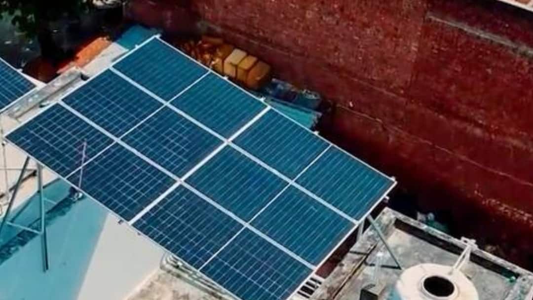 Lucknow leads Uttar Pradesh in solar energy with a record 62,271 rooftop solar installations ann यूपी: 62 हजार से अधिक सोलर इंस्टॉलेशन के साथ लखनऊ नंबर 1, इन जिलों ने भी बनाया मजबूत स्थान