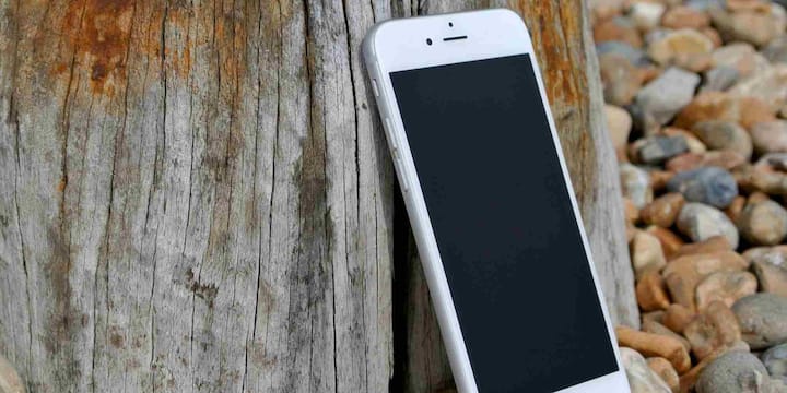 सबसे दिलचस्प बात यह है कि इन्हें Apple खुद नहीं बनाता. यह काम स्पेशल थर्ड-पार्टी कंपनियां करती हैं जैसे NonCam और Mister Mobile, जो सुरक्षा जरूरतों वाले अपने खास क्लाइंट्स के लिए ये फोन कस्टमाइज करती हैं.