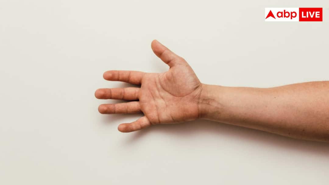 ठंड में नीली पड़ जाती हैं कुछ लोगों के अंगुलियां, जानें शरीर में किस चीज की होती है कमी? Why do fingers turn blue in winter and what deficiency causes cold induced finger discoloration ठंड में नीली पड़ जाती हैं कुछ लोगों के अंगुलियां, जानें शरीर में किस चीज की होती है कमी?