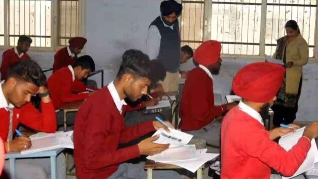 Punjab: PSEB ने 2025-26 बोर्ड परीक्षाओं का पैटर्न बदला, अब प्रश्न होंगे ज्यादा चुनौतीपूर्ण, जानिए Punjab School Education Board News changes board exam pattern for 2025 26 questions to be more challenging Punjab: PSEB ने 2025-26 बोर्ड परीक्षाओं का पैटर्न बदला, अब प्रश्न होंगे ज्यादा चुनौतीपूर्ण, जानिए
