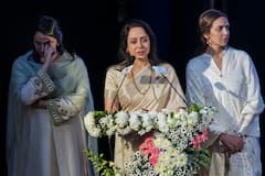 Dharmendra Prayer Meet: धर्मेंद्र को याद कर रो पड़ी थीं हेमा मालिनी, बेटियों ईशा-अहाना ने मां को ऐसे संभाला