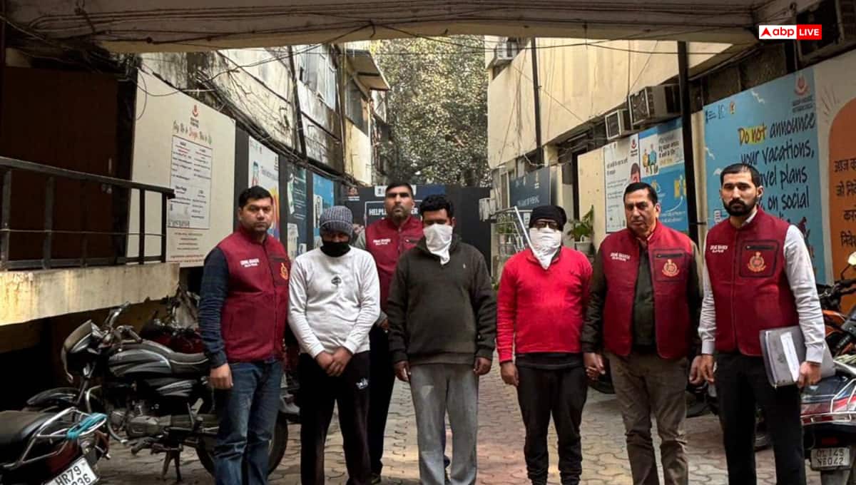 बुजुर्ग को झांसा देकर ठगे 1.16 करोड़ रुपये, दिल्ली पुलिस ने 3 जालसाजों को दबोचा