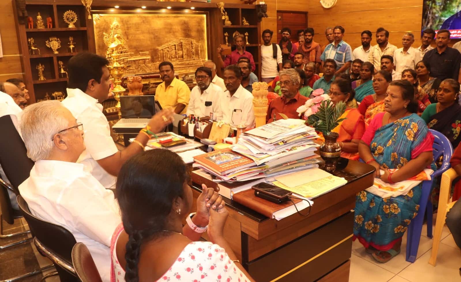 சாலையோர வியாபாரிகளின் பாராட்டு மழையில் நனையும் தஞ்சாவூர் மேயர் சண்.ராமநாதன்: எதற்காக!!!