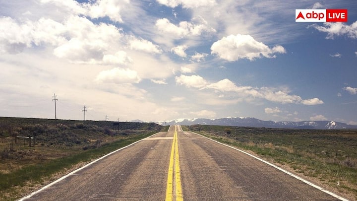 Road Markings: गाड़ी चलाते वक्त आपका ध्यान सड़क पर बनी हुई सफेद और पीली लाइनों पर जरूर गया होगा. आइए जानते हैं क्या होता है दोनों का मतलब और क्या है दोनों के बीच का अंतर.