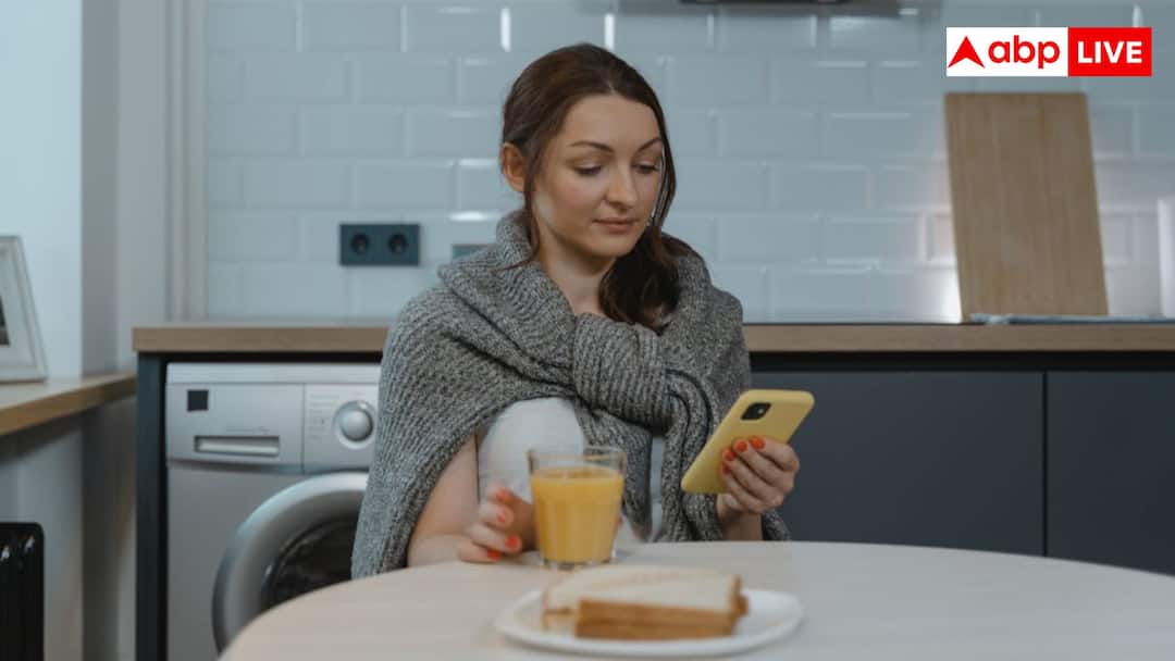 சாப்பிடும்போது மொபைல் பார்க்கும் பழக்கம் இருக்கா?: அதனால் என்னென்ன பிரச்னைகள் வரும் தெரியுமா?