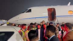 Lionel Messi: 'মেসি আমাদের ভগবান', মধুচন্দ্রিমা বাতিল করে যুবভারতীতে ফুটবলের রাজপুত্রকে দেখতে দম্পতি!