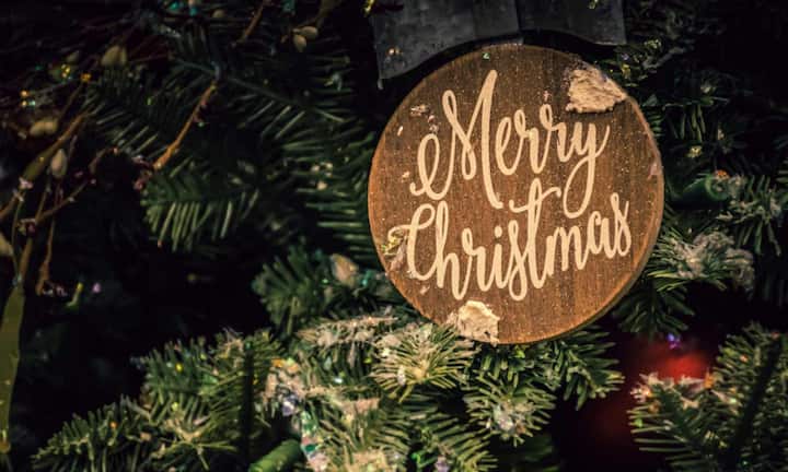 आइसलैंड में क्रिसमस लोक कथाओं और ट्रेडीशन से जुड़ा हुआ है. यहां यूल लैंड्स नाम के शरारती भाई क्रिसमस से पहले एक-एक कर बच्चों से मिलने आते हैं. वहीं बच्चे खिड़की पर जूते रखते हैं, जिनमें यह छोटे-छोटे गिफ्ट्स छोड़ते हैं. इसके बाद फैमिली साथ बैठकर डिनर करती है और क्रिसमस सेलिब्रेट करती है. यूल कैट की स्टोरी भी यहां खास मानी जाती है जो नए कपड़े पहनने की परंपरा से जुड़ी हुई है.