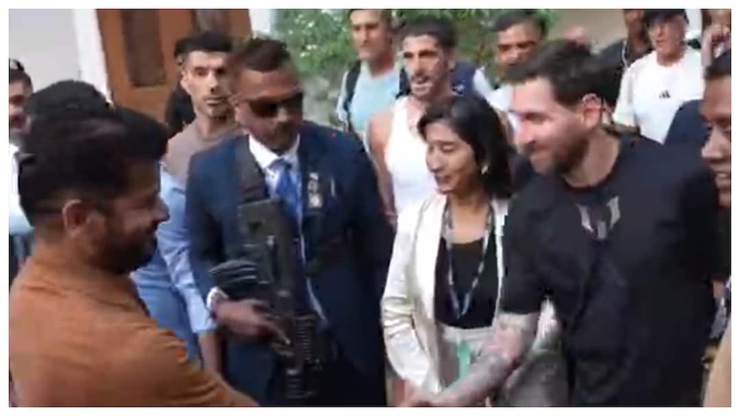 Hyderabad Messi Mania: ఎయిర్పోర్టు టు ఫలక్నుమా టు ఉప్పల్ - హైదరాబాద్కు మెస్సీ మేనియా Messi made his debut in Hyderabad Fans welcomed him at every step Hyderabad Messi Mania: ఎయిర్పోర్టు టు ఫలక్నుమా టు ఉప్పల్ - హైదరాబాద్కు మెస్సీ మేనియా