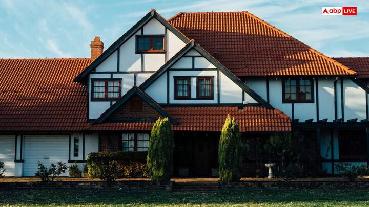 जब भी किसी आईएएस अधिकारी का ट्रांसफर होता है, तो नई पोस्टिंग वाली जगह पर उन्हें सरकारी बंगला या क्वार्टर दिया जाता है. अगर तुरंत आवास उपलब्ध नहीं हो पाता, तो अस्थायी तौर पर सरकारी गेस्ट हाउस में ठहरने की व्यवस्था की जाती है. घर में इस्तेमाल होने वाले जरूरी फर्नीचर और सामान का खर्च भी सरकार ही उठाती है.