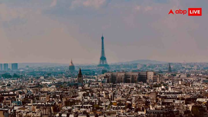 पेरिस आज भी प्यार और खूबसूरती का शहर माना जाता है. 2025 में शहर पहले से भी ज्यादा सजा-संवरा दिखा. एफिल टॉवर, म्यूज़ियम, नदी किनारे टहलना और छोटे-छोटे कैफे हर चीज ने यात्रियों को खास एक्सपीरियंस दिया. इस साल पेरिस को पैदल घूमना और आसान हो गया, जिससे लोग शहर को करीब से देख पाए.