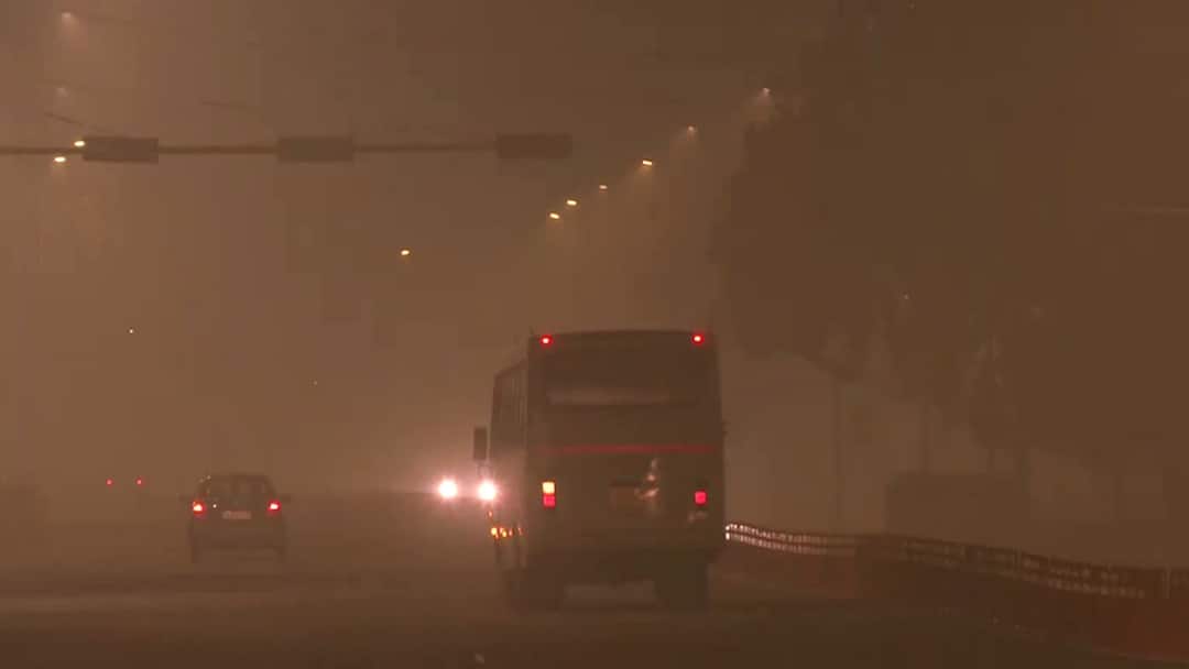 दिल्ली NCR में खतरनाक स्तर पर पहुंचा प्रदूषण, GRAP 4 लागू, इन चीजों पर रहेगा बैन Delhi Air Pollution GRAP 4 Invoked AQI Crosses 400 in Delhi दिल्ली NCR में खतरनाक स्तर पर पहुंचा प्रदूषण, GRAP 4 लागू, इन चीजों पर रहेगा बैन